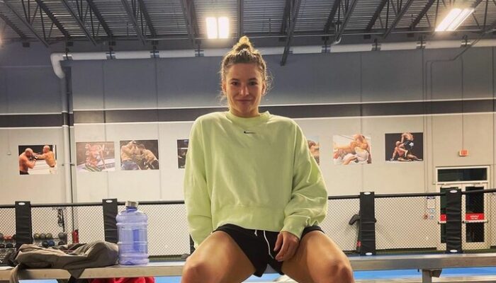 VIDEO.  The best coach.  Ukrainian woman from the UFC prepares for a fight in the company of a cat