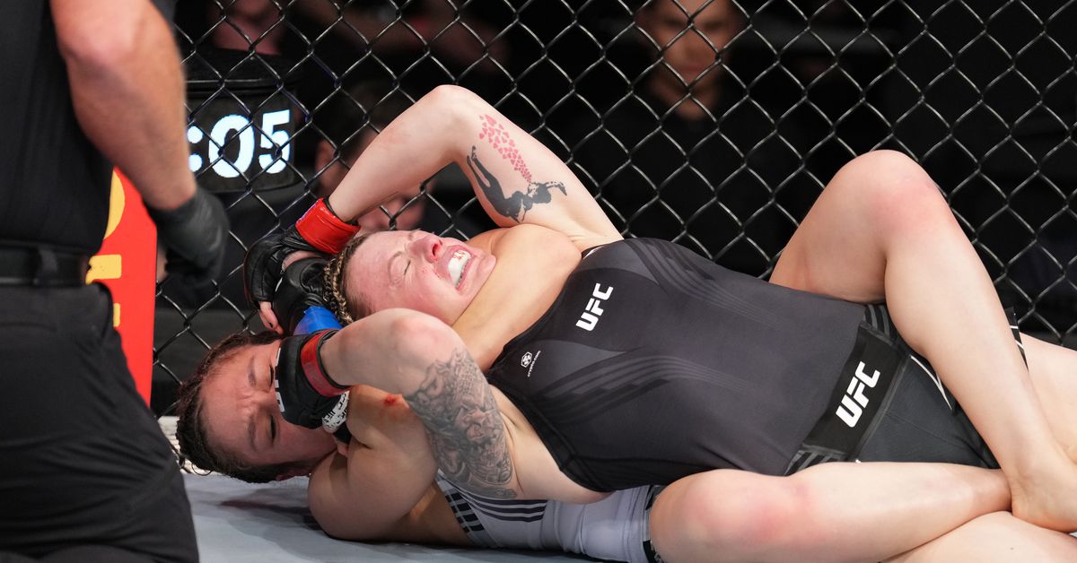 ufc-columbus-video-alexagrasso-shows-her-submission-skills-using-the-jpg