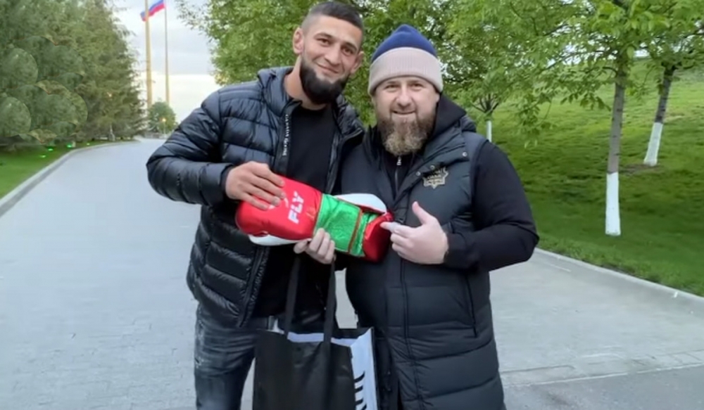 Khamzat Chimaev kom med gåvor till Ramzan Kadyrov