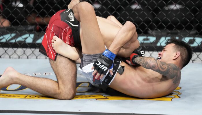 ufc-274-video-brandon-royval-answers-guillotine-with-guillotine-gets-jpg