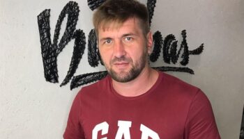 Vitaly Minakov forderte Sergei Kharitonov heraus