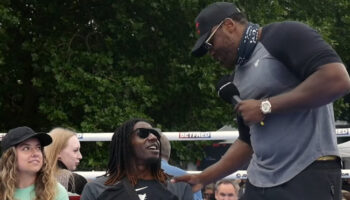 chisora-%e2%80%8b%e2%80%8banoto-para-entrenamiento-y-jugo-sillas-calientes-con-hinchas-jpg