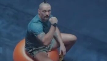 mastare-i-huset-mustaschen-pa-bollen-visade-en-knytnave-jpg