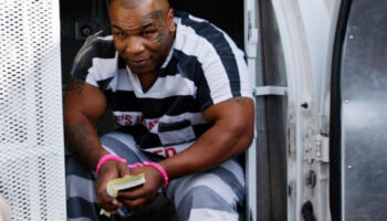 mike-tyson-spij-z-doradca-wieziennym-aby-skrocic-kare-jpg