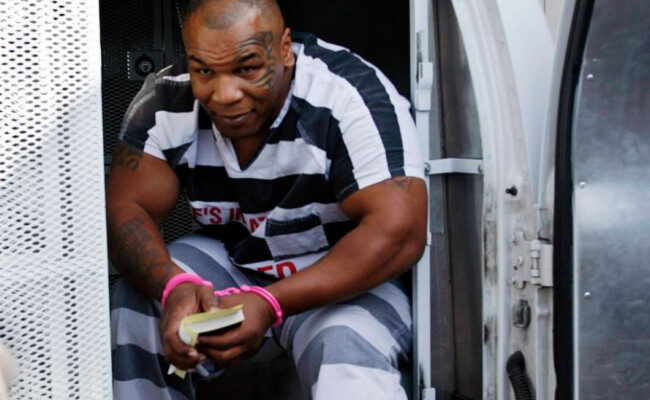 mike-tyson-spij-z-doradca-wieziennym-aby-skrocic-kare-jpg