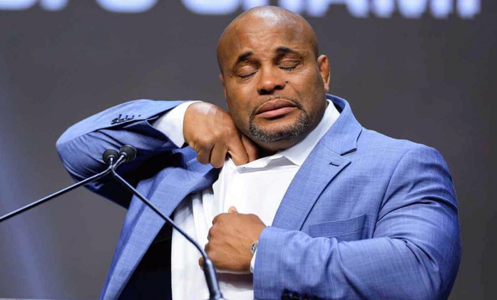 Daniel Cormier se disculpa por beber