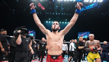 islam-makhachev-taps-out-charles-oliveira-with-nasty-arm-triangle-choke-jpg