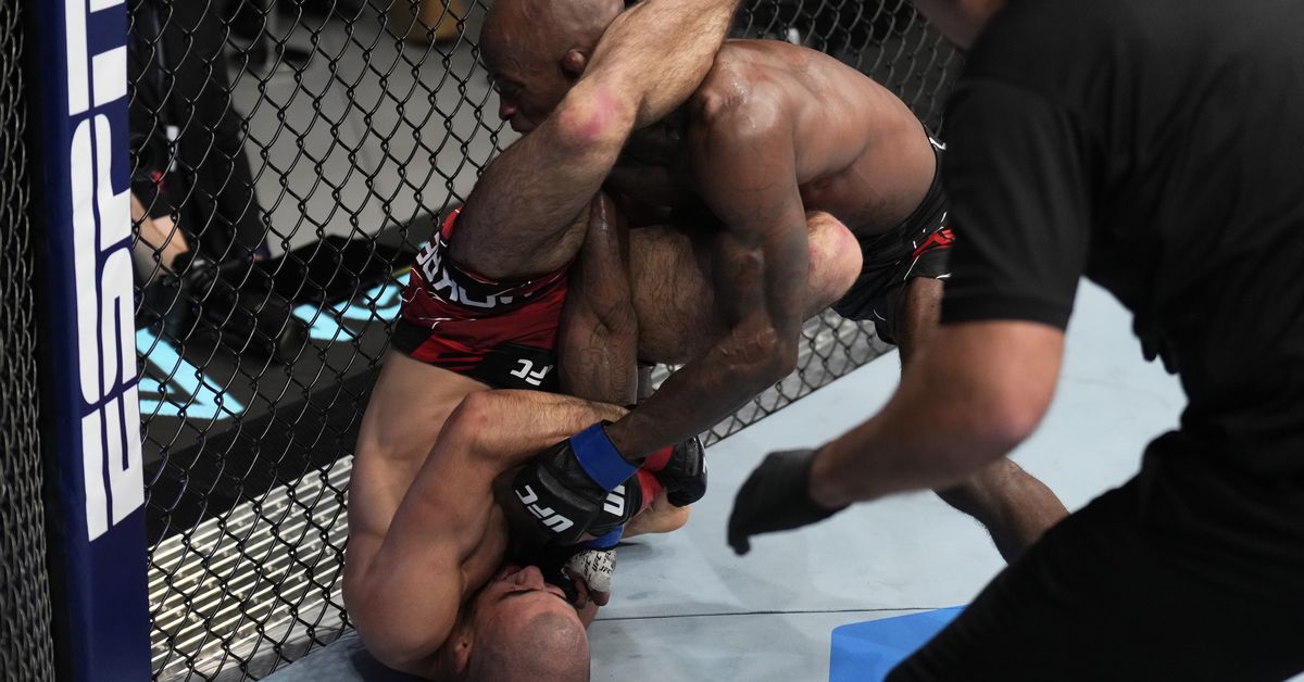 ufc-280-video-muhammad-mokaev-locks-into-an-armbar-submission-jpg