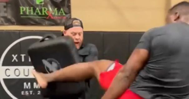 video-francis-ngannou-shows-his-kicking-power-during-injury-recovery-jpg