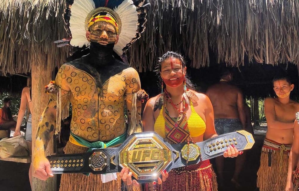 UFC-mester Alex Pereira tok med seg beltet til stammen sin