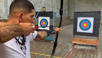 video-alex-pereira-nails-bullseye-in-archery-class-this-guy-jpg
